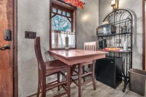 Køkken eller tekøkken på Pet Friendly Cottage w/Hot-Tub 10-Mins to Downtown