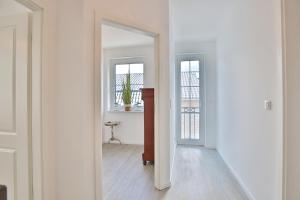 a hallway with two windows and a mirror at Haus Oberdeck 2 in Scharbeutz +54 photos