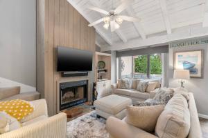 a living room with a fireplace and a tv at Lakeside condo Retreat in Horseshoe Bay in Horseshoe Bay