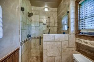 Koupelna v ubytování Luxury 23-ac Ranch Casita w/Hot tub!