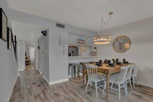 Un comedor y una cocina con mesa y sillas. en Fisherman Friend! - Coastal Condo - Views Await!, en Fulton