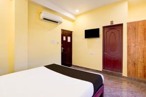 Katil atau katil-katil dalam bilik di Super Townhouse White Town Rock Beach Formerly Prakasam Residency