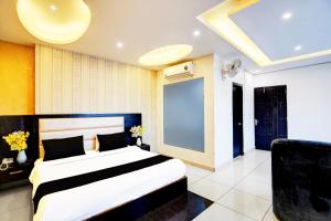 Ένα ή περισσότερα κρεβάτια σε δωμάτιο στο Collection O Surya Enclave Formerly Aroma Regency