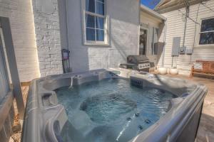 ein Whirlpool im Hinterhof eines Hauses in der Unterkunft Gorgeous Home 1 Blk from Main with Hot Tub & Fire Pit! in Fredericksburg