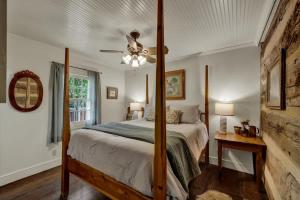 a bedroom with a bed and a ceiling fan at Town Creek Cabin Walk to Main St in Fredericksburg