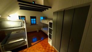 ein Zimmer mit Etagenbetten und ein Zimmer mit Flur in der Unterkunft Dolfijn Hostel in Antwerpen