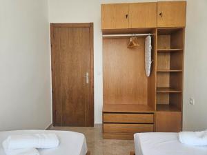 Habitación con 2 camas y puerta de madera en El Nido, en Tetuán 1 foto más