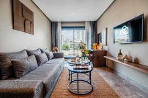un salon avec un canapé et une table dans l'établissement Casablanca City Center Maarif, à Casablanca