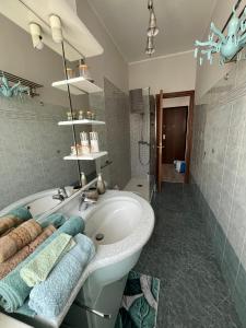 Bilik mandi di Casa Camilla +11 gambar