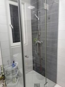 une douche avec une porte vitrée dans une salle de bain dans l'établissement Luxury apartment Ohrid, à Ohrid 26 autres photos