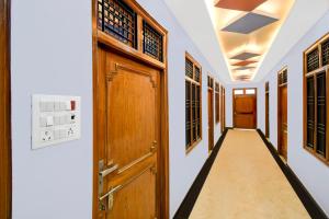 a hallway with a door at Super OYO Hotel O Amhat Sultanpur City in Sultānpur