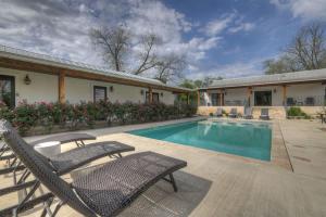 Πισίνα στο ή κοντά στο Schubert Inn Suite A with Pool-Grill - 2Blks to Main