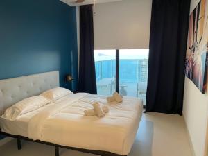 Katil atau katil-katil dalam bilik di Sunset Drive Benidorm by Mar Holidays +54 gambar