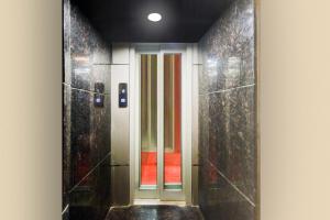 un couloir avec une porte colorée dans un bâtiment dans l'établissement Super Townhouse Townvilla Guesthouse, à Ameerpet