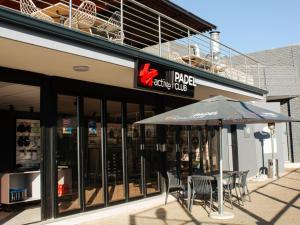 een tafel met een parasol voor een winkel bij The Lakewood Hotel and Conference Centre in Johannesburg +7 foto's