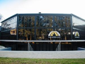 een groot glazen gebouw met een bord erop bij The Lakewood Hotel and Conference Centre in Johannesburg