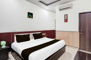 a bedroom with a large bed in a room at Townhouse Faizabad Road Opp BBD University in Lucknow