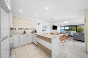 Η κουζίνα ή μικρή κουζίνα στο Seabreeze Stay - Moments from Mooloolaba Esplanade +21 φωτογραφίες