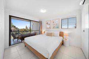 Postel nebo postele na pokoji v ubytování Seabreeze Stay - Moments from Mooloolaba Esplanade + 19 fotografií