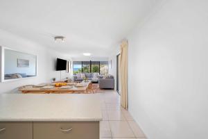 TV/trung tâm giải trí tại Absolute Oceanfront Stay At Mooloolaba and Alex +19 ảnh