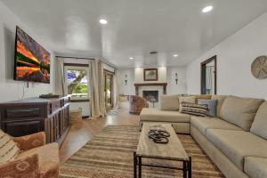 un salon avec un canapé et une table dans l'établissement Casa Bonita: Scenic Hill Country Views!, à Fredericksburg