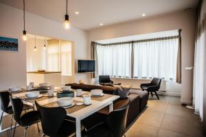 a living room with a table and a couch at Cosy Cottage Apostroff in Koksijde