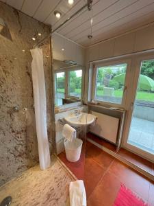 Ένα μπάνιο στο Kilians Lodge +35 φωτογραφίες