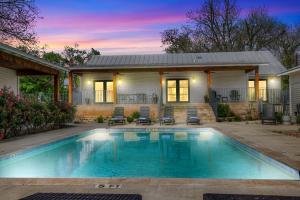 Πισίνα στο ή κοντά στο Schubert Inn-Main with Pool and Grill - 2Blks to Main