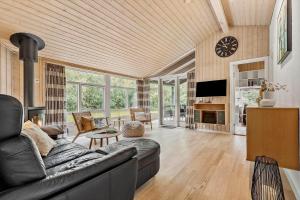 TV a/nebo společenská místnost v ubytování 84153-Ebeltoft-Hyldevej-20