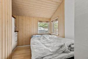 Postel nebo postele na pokoji v ubytování 84153-Ebeltoft-Hyldevej-20