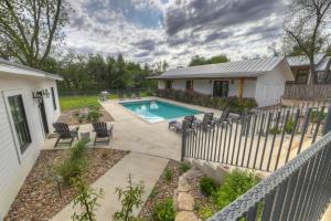 Πισίνα στο ή κοντά στο Schubert Inn-Main with Pool and Grill - 2Blks to Main