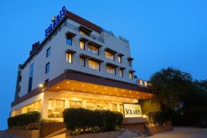 インドールにあるHotel Solarisの前に看板がある白い建物