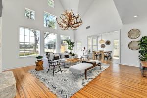 salon z kanapą i stołem w obiekcie Peabody Ranch Luxury Home W/Pool, Hot Tub, Fire Pit! w mieście Dripping Springs