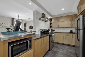 Kuchyň nebo kuchyňský kout v ubytování 406 Lodge-A: Hot-Tub & 2 Blks to Main St + 14 fotografií