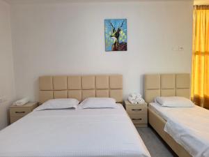 RinasにあるAerostay Hotelのベッドが2つあり、壁に絵が飾られた寝室 +158枚の写真