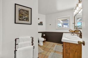une salle de bain avec un lavabo et des toilettes dans l'établissement Casa Bonita: Scenic Hill Country Views!, à Fredericksburg 41 autres photos