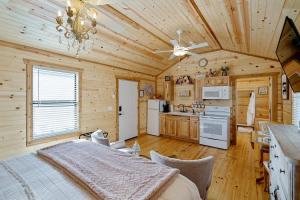 フレデリックスバーグにあるFancy Cabin Right on Main St!の丸太小屋にある大きなベッドのある寝室 +17枚の写真