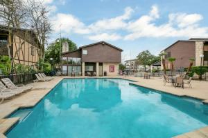 Πισίνα στο ή κοντά στο Luxurious Riverfront Condo Just 1 Blk to Schlitterbahn!