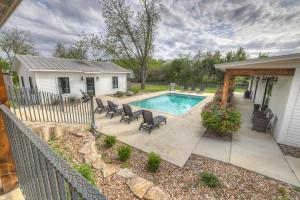 Πισίνα στο ή κοντά στο Schubert Inn-Main with Pool and Grill - 2Blks to Main +17 φωτογραφίες