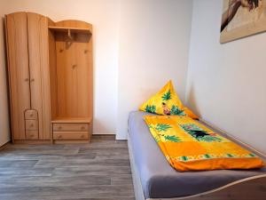 Ένα ή περισσότερα κρεβάτια σε δωμάτιο στο Pension Bernburg A²