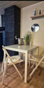 a white table and chairs in a room at Erholung zwischen Tier und Natur in Großkmehlen +21 photos