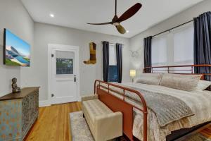 ニューブローンフェルズにあるTolle Haus: W/Pool & Firepit-Walk to Schlitterbahn, Comal Chutes & Downtown!のベッドと天井扇風機のある寝室 +33枚の写真