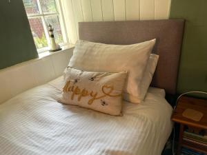 En eller flere senge i et værelse på Endways Cottage