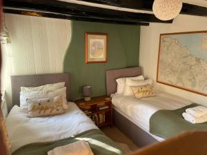 En eller flere senge i et værelse på Endways Cottage