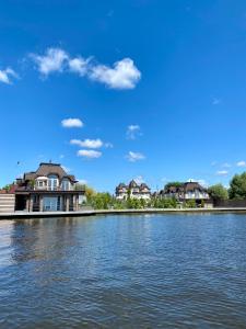 a row of houses on the shore of a lake at Dacha Del Mar in Yasnogorodka