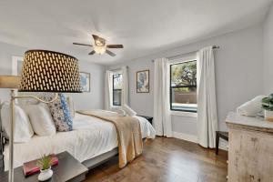 Postel nebo postele na pokoji v ubytování Das Weinhaus Pool & Hot Tub - Walk to Main St + 34 fotografií