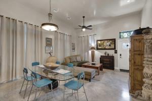 Khu vực ghế ngồi tại Casa Blanca-Swim Spa-Steps to Main Street!
