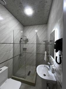 Et badeværelse på Hotel Zafarbek Plaza + 2 billeder