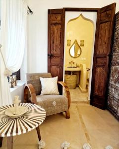 un salon avec un canapé et une table dans l'établissement Riad Dar El Mahja, à Marrakech