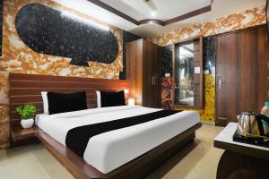 a bedroom with a large bed in a room at Collection O Tikonia Formerly Hotel Jatin in Haldwāni